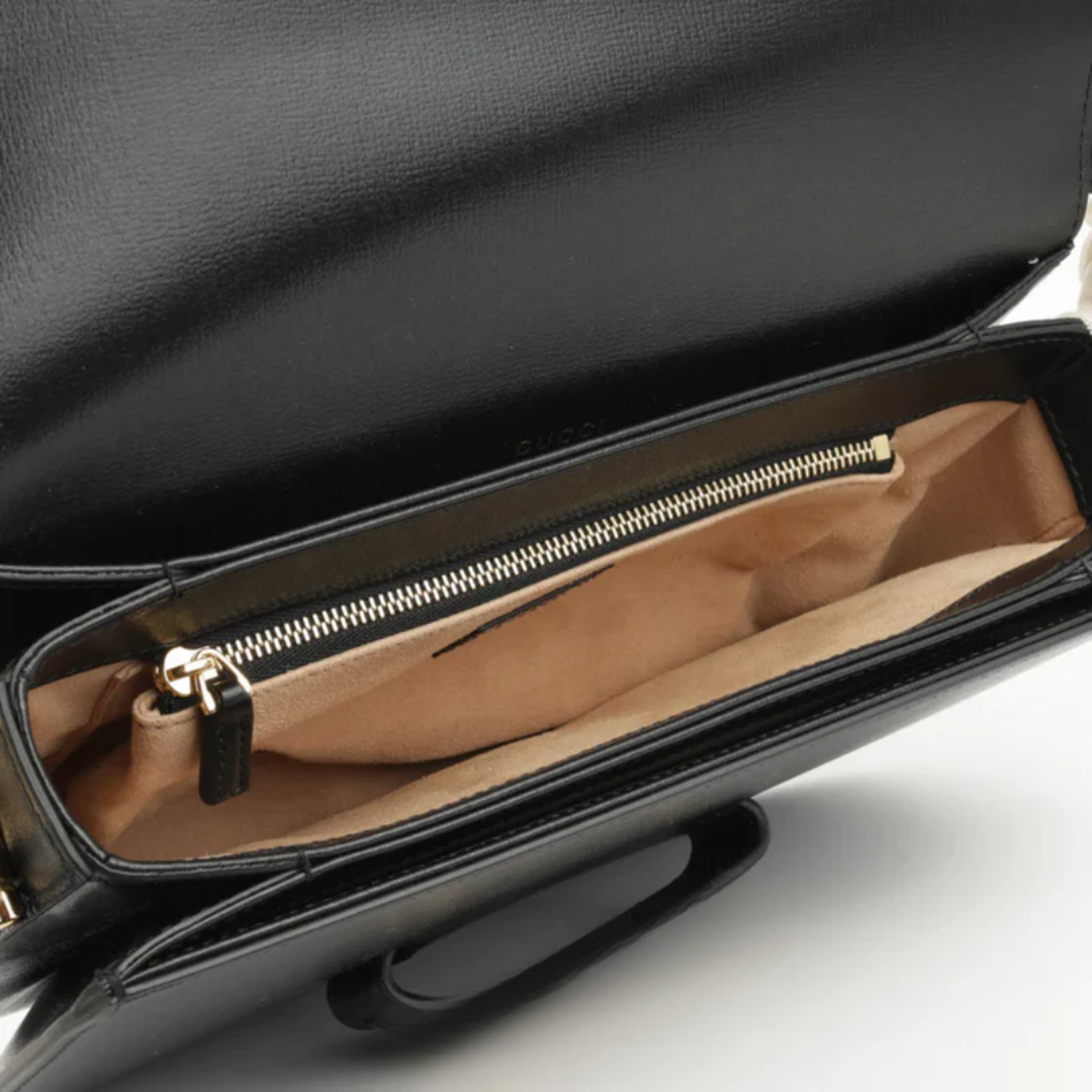 Umhängetasche mit Metallschnalle